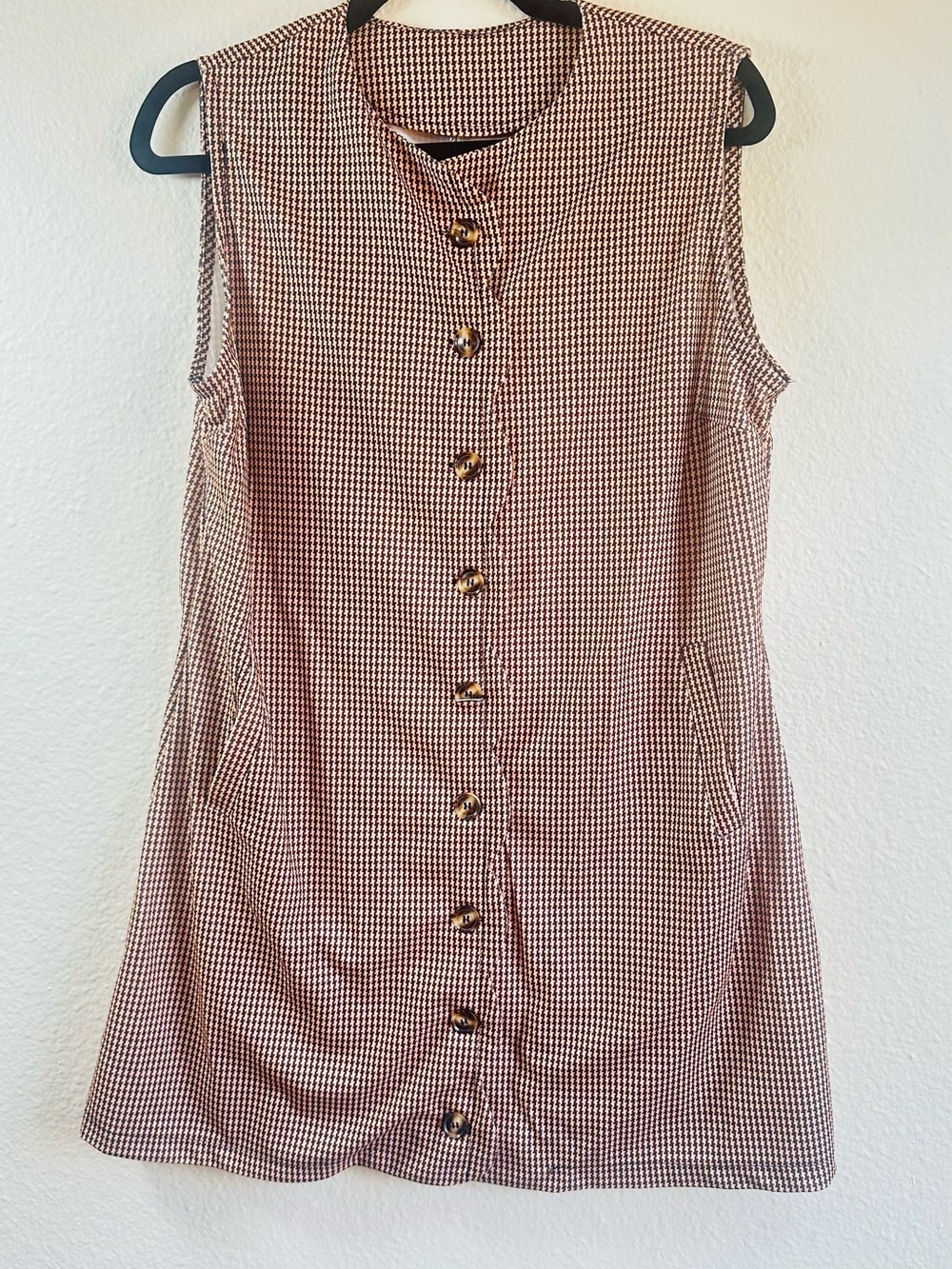 Sleeveless Houndstooth Button-Front Shift Dress in Burgundy